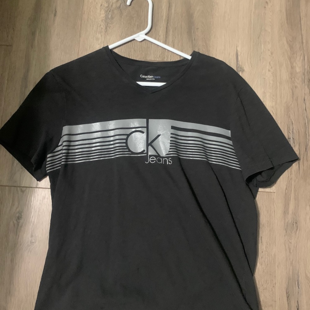men’s large Calvin Klein vneck shirt